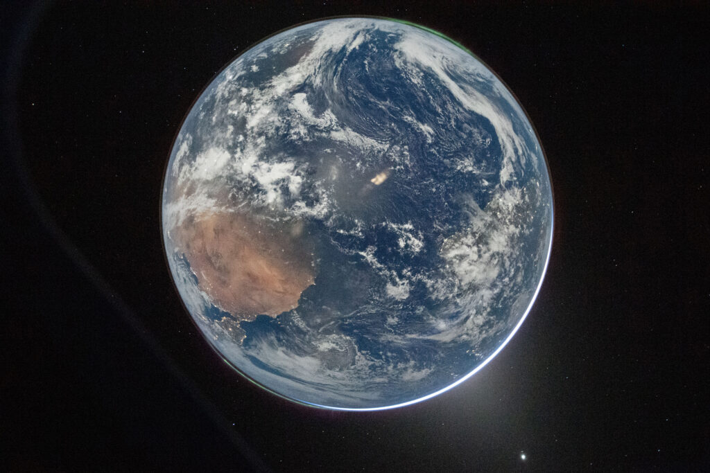 Esta foto da Terra foi tirada em 2 de abril por um membro da tripulação do Artemis II através de uma janela da espaçonave Orion. Crédito: NASA