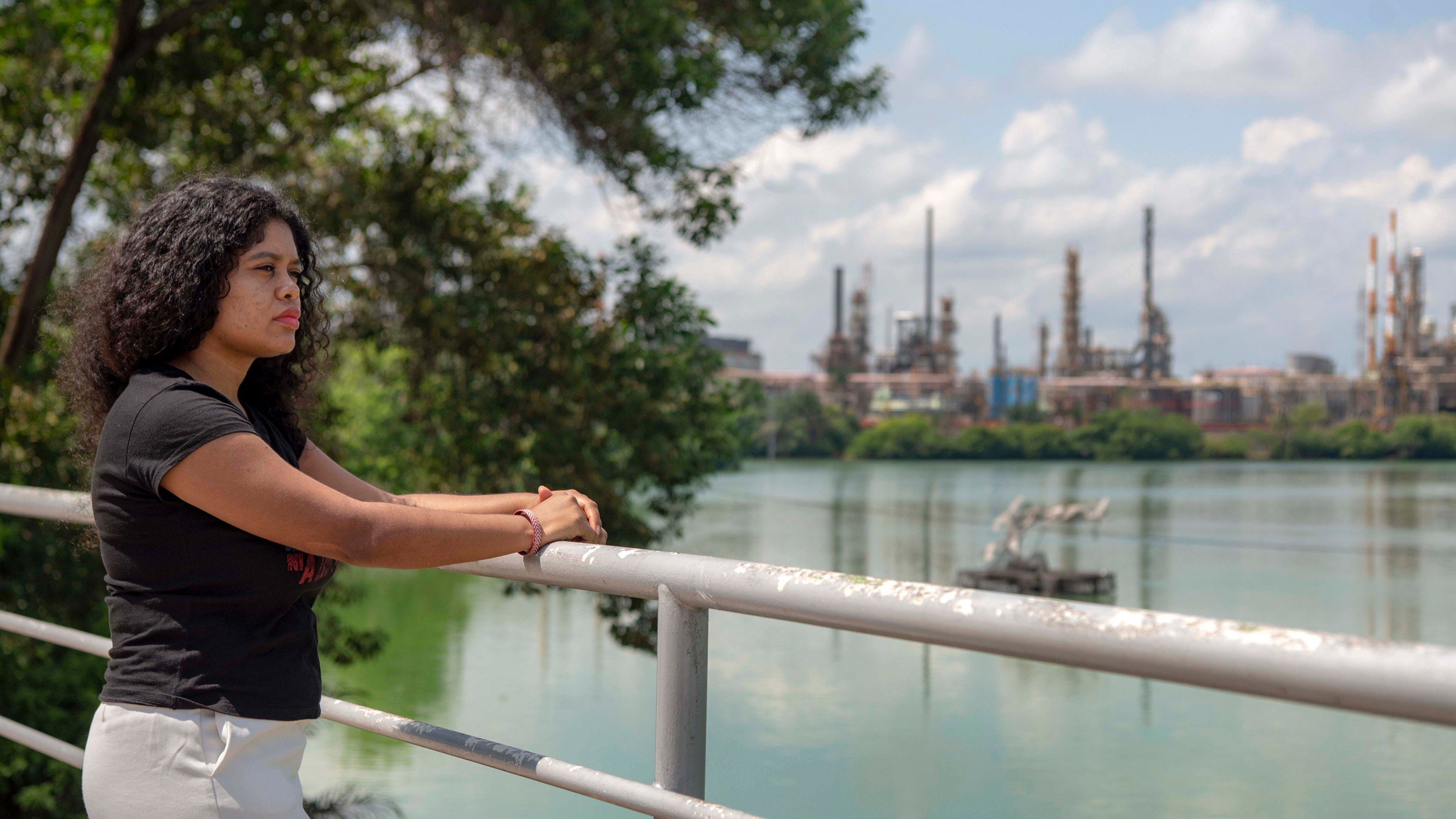 Yuvelis Morales Blanco é vista perto da principal refinaria da Ecopetrol, às margens do rio Magdalena. Crédito: Christian EscobarMora pelo Prêmio Ambiental Goldman