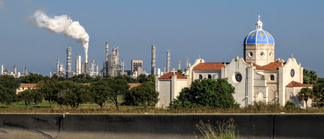 A Refinaria Oeste de Valero é vista atrás da capela Nossa Senhora de Corpus Christi ao longo da Interestadual 37 em setembro de 2022. Crédito: Dylan Baddour/Naturlink