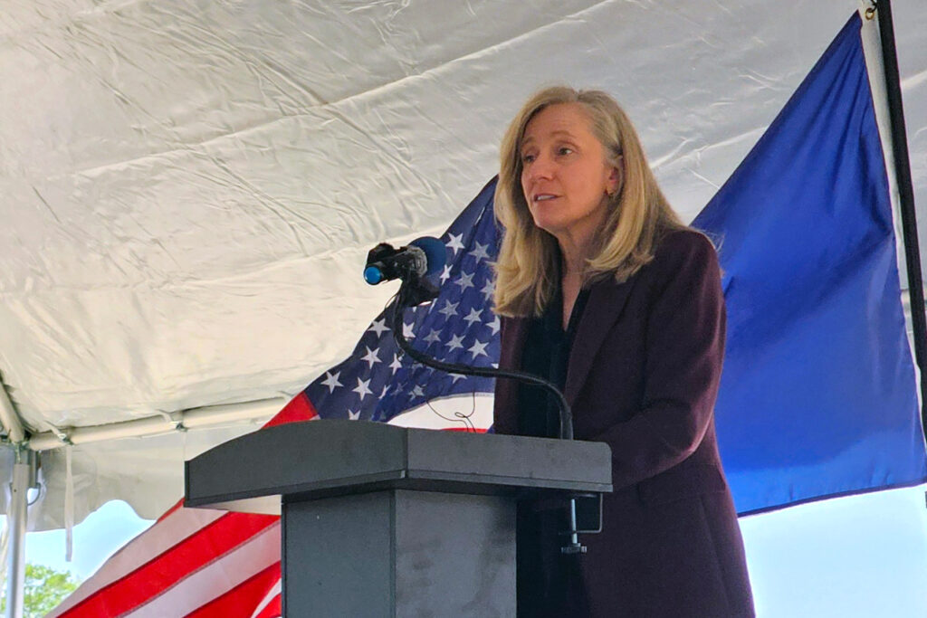 A governadora Abigail Spanberger fala em um evento inovador para a Eaton, fabricante de racks para computadores para data centers. Crédito: Charles Paullin/Naturlink