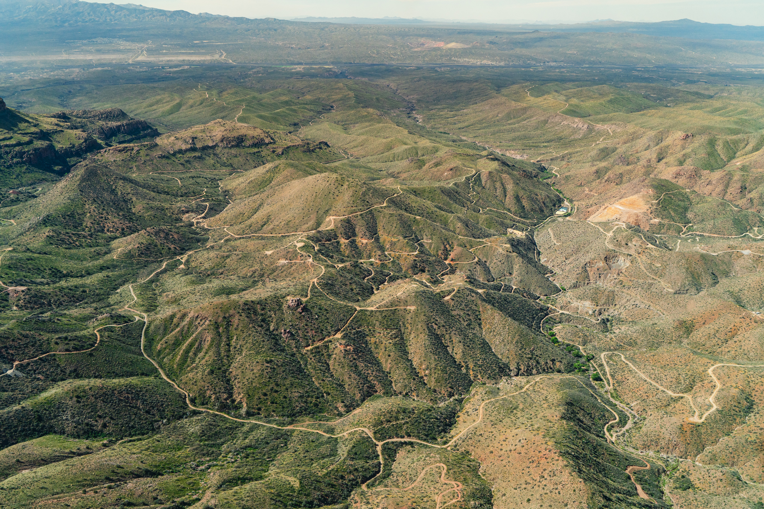 Uma vista aérea das estradas que levam à área do projeto Copper Creek perto de Mammoth, Arizona. Crédito: EcoFlight