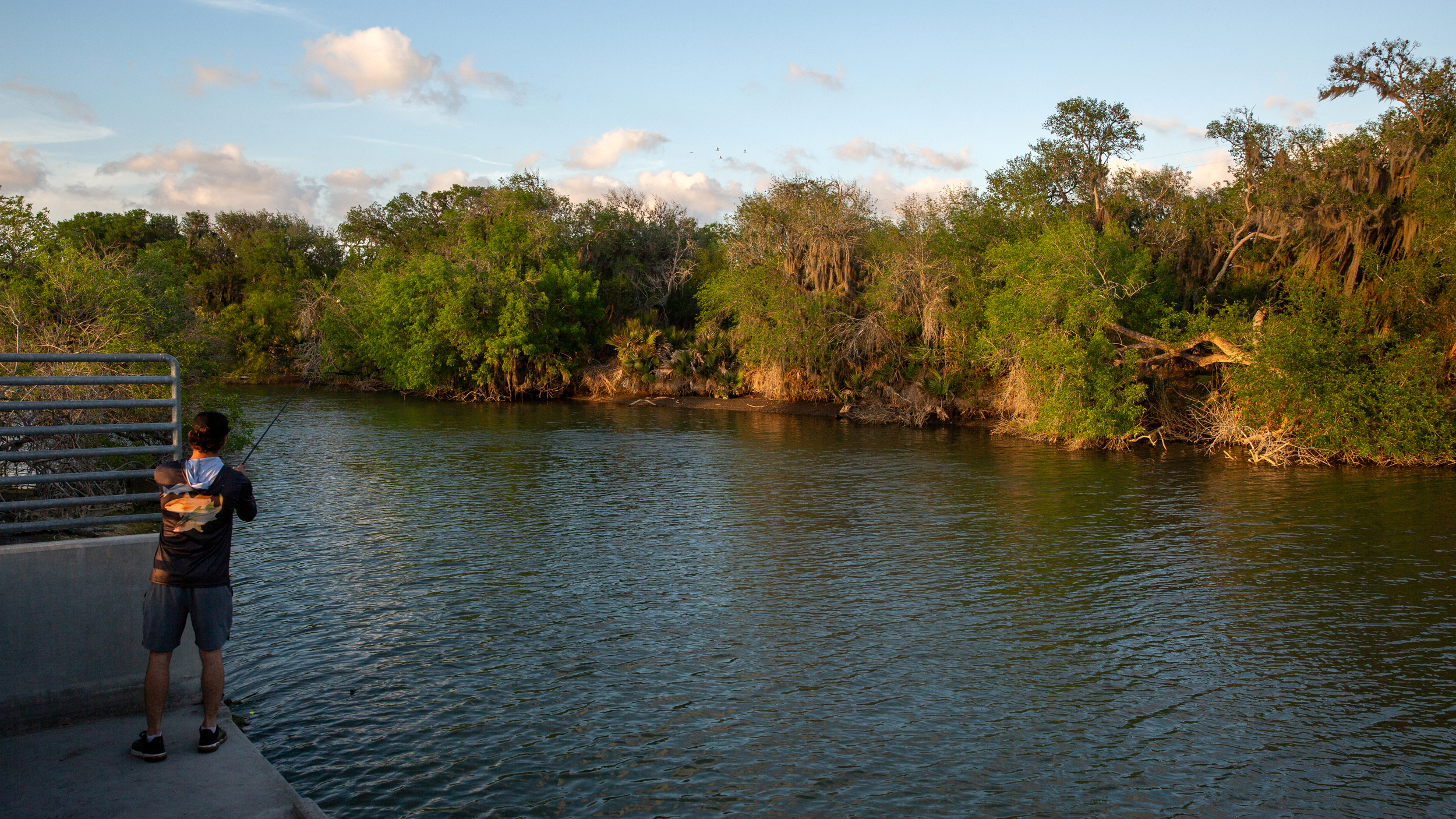 O rio Nueces atravessa Calallen, Texas, em 30 de março. Crédito: Dylan Baddour/Naturlink