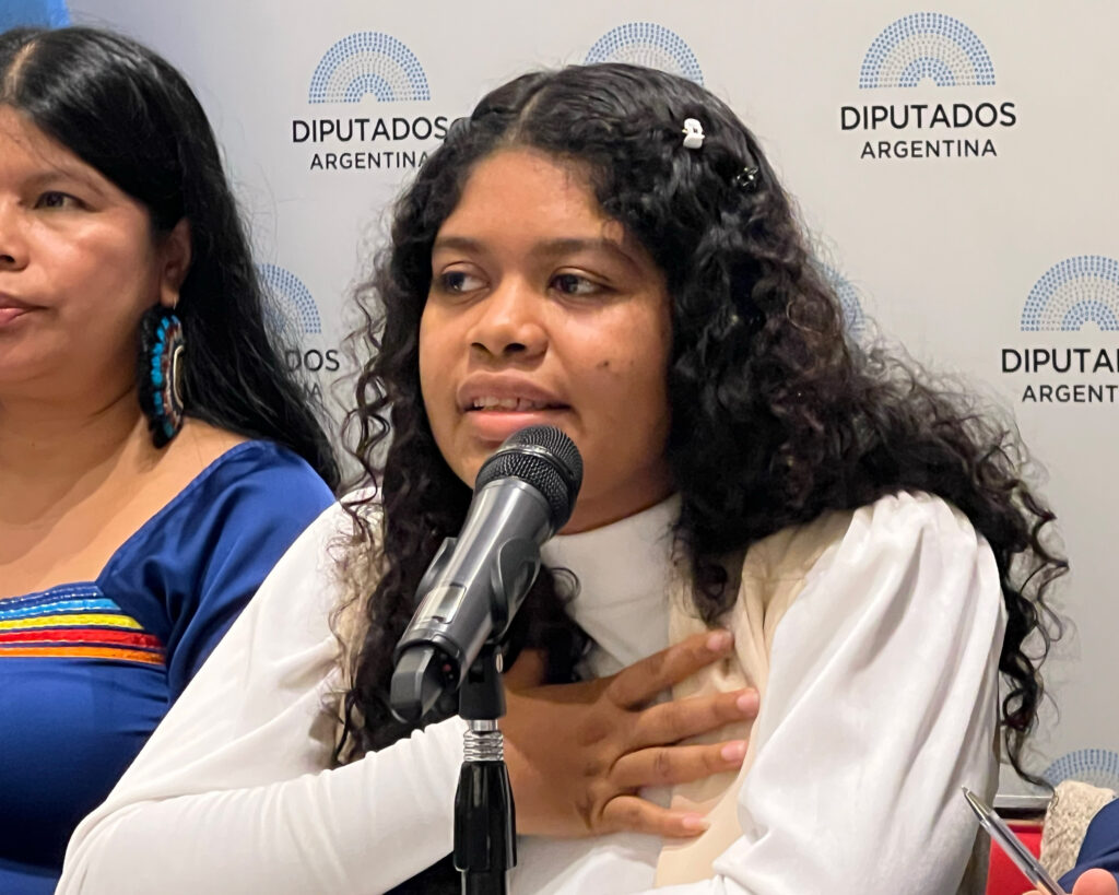 Yuvelis Morales Blanco discursa na Câmara dos Deputados da Argentina em 4 de abril de 2024. Crédito: Katie Surma/Naturlink