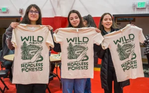 Participantes de uma audiência pública para apoiar a proposta do Serviço Florestal de proteger partes sem estradas da Floresta Nacional de Tongass. A audiência foi co-organizada pela Vila Organizada de Kake e pelo Conselho de Conservação do Sudeste do Alasca.