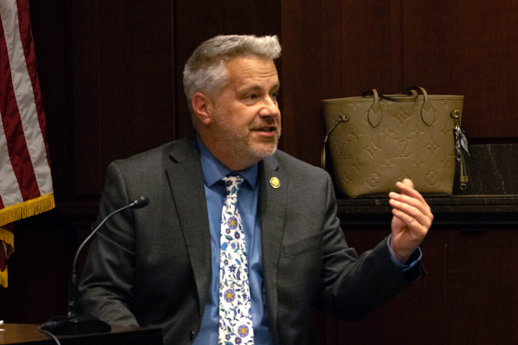 Dirigindo-se ao painel WALA, Sorensen disse que as pessoas não só precisam de infra-estruturas hídricas, mas também de garantir que podem pagar pela sua água, ao mesmo tempo que defende a importância do LIHWAP. Crédito: Gabriel Matias Castilho/Naturlink