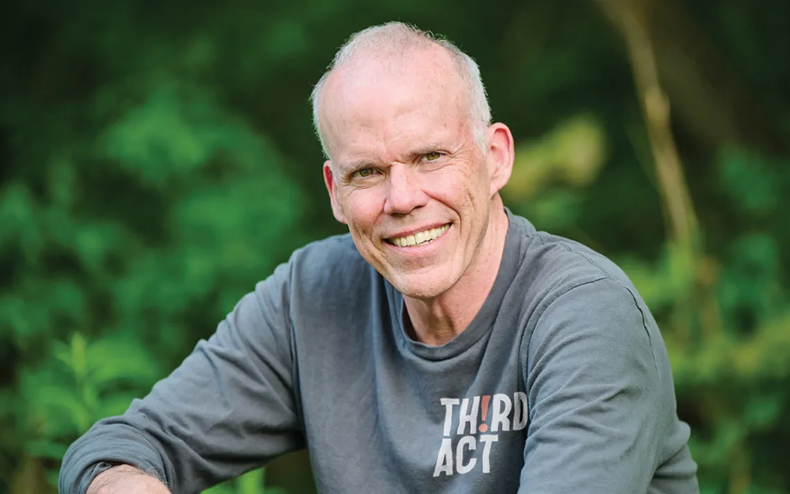 Retrato de Bill McKibben sentado e sorrindo para a câmera