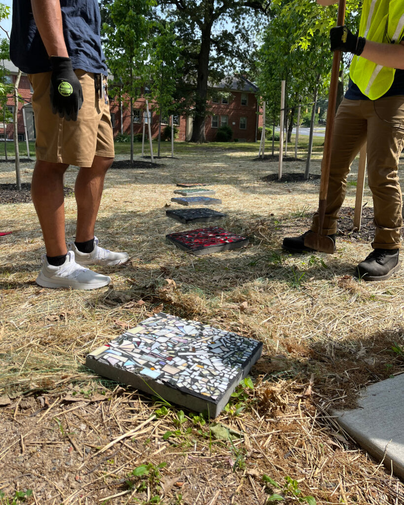 Adolescentes locais da Nexus Woodbourne Family Healing, participando do programa Faith Presbyterian Youth Environmental Stewards por meio do escritório B'More Beautiful da cidade, instalam trampolins na Faith Forest. Crédito: Rev. Cat Dodson Goodrich/Faith Presbyterian