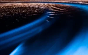 Águas brilhantes na lagoa cintilante