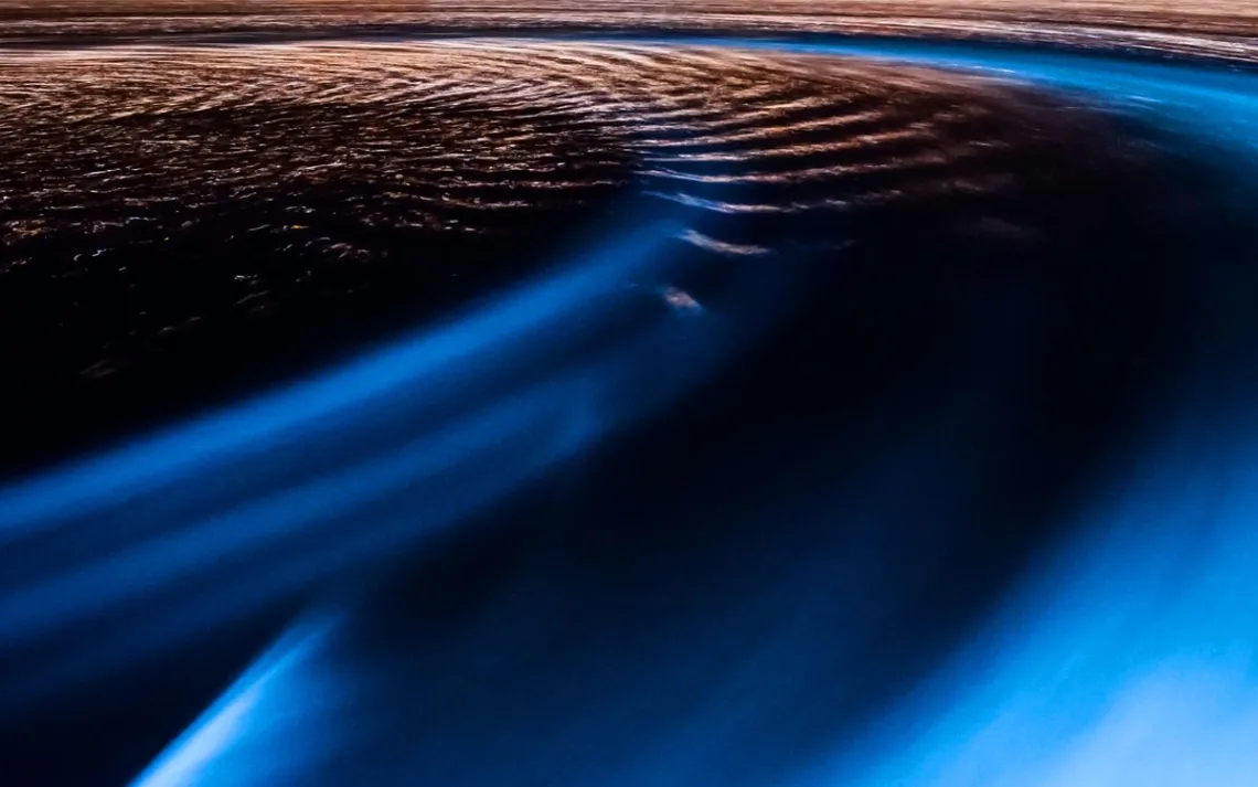 Águas brilhantes na lagoa cintilante