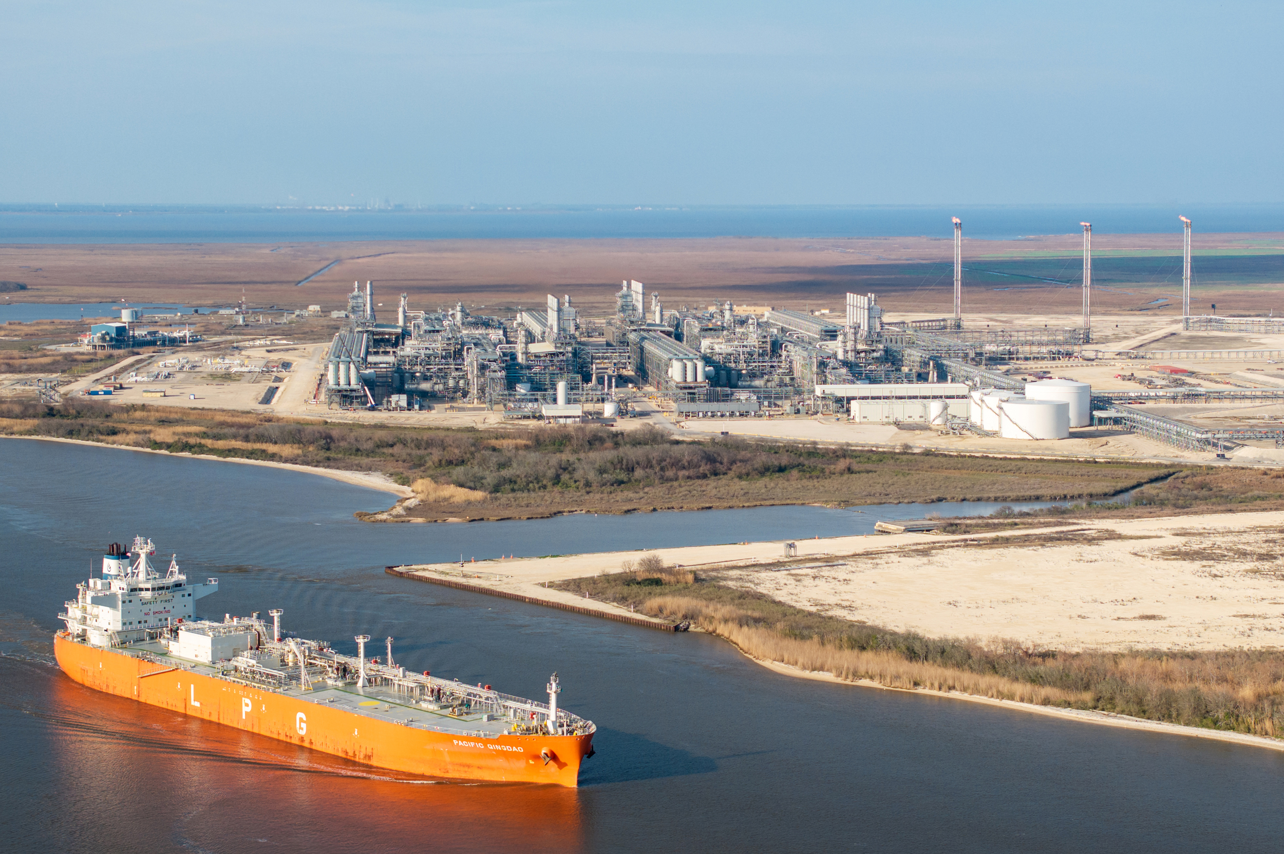 Um navio de carga passa pela planta de gás natural liquefeito da Cheniere Energy em 10 de fevereiro em Port Arthur, Texas. Crédito: Brandon Bell/Getty Images