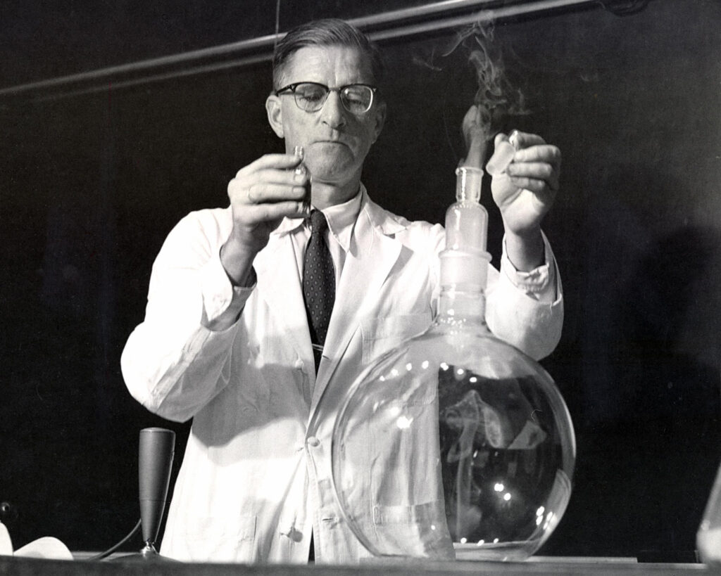 Arie Haagen-Smit conduz um experimento. Crédito: Arquivos Caltech e coleções especiais