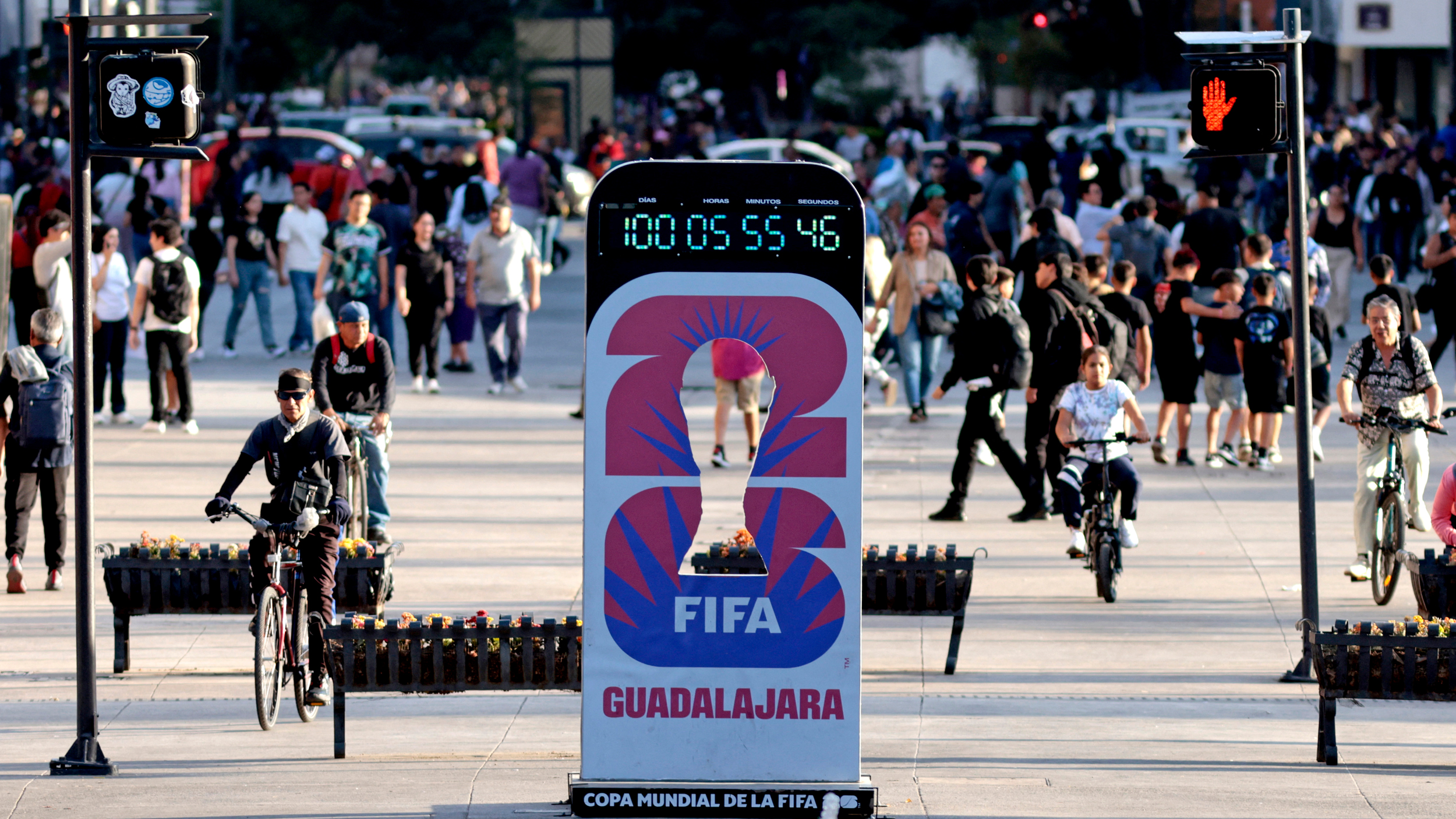 Um relógio de contagem regressiva marca os dias até a Copa do Mundo FIFA de 2026, em 2 de março, em Guadalajara, no México. Crédito: Ulises Ruiz/AFP via Getty Images