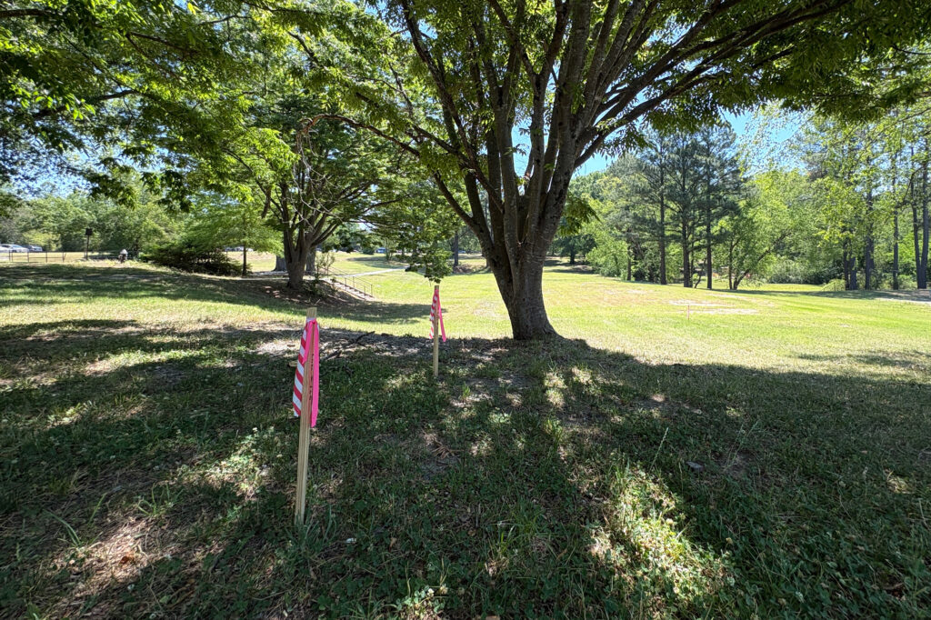 O futuro data center ficará em uma propriedade que Duke comprou em 1965 da Burlington Industries Foundation, uma divisão da empresa têxtil. Duke demoliu pequenas casas, o que deslocou residentes de longa data, muitos dos quais trabalhavam na fábrica. Crédito: Lisa Sorg/Naturlink
