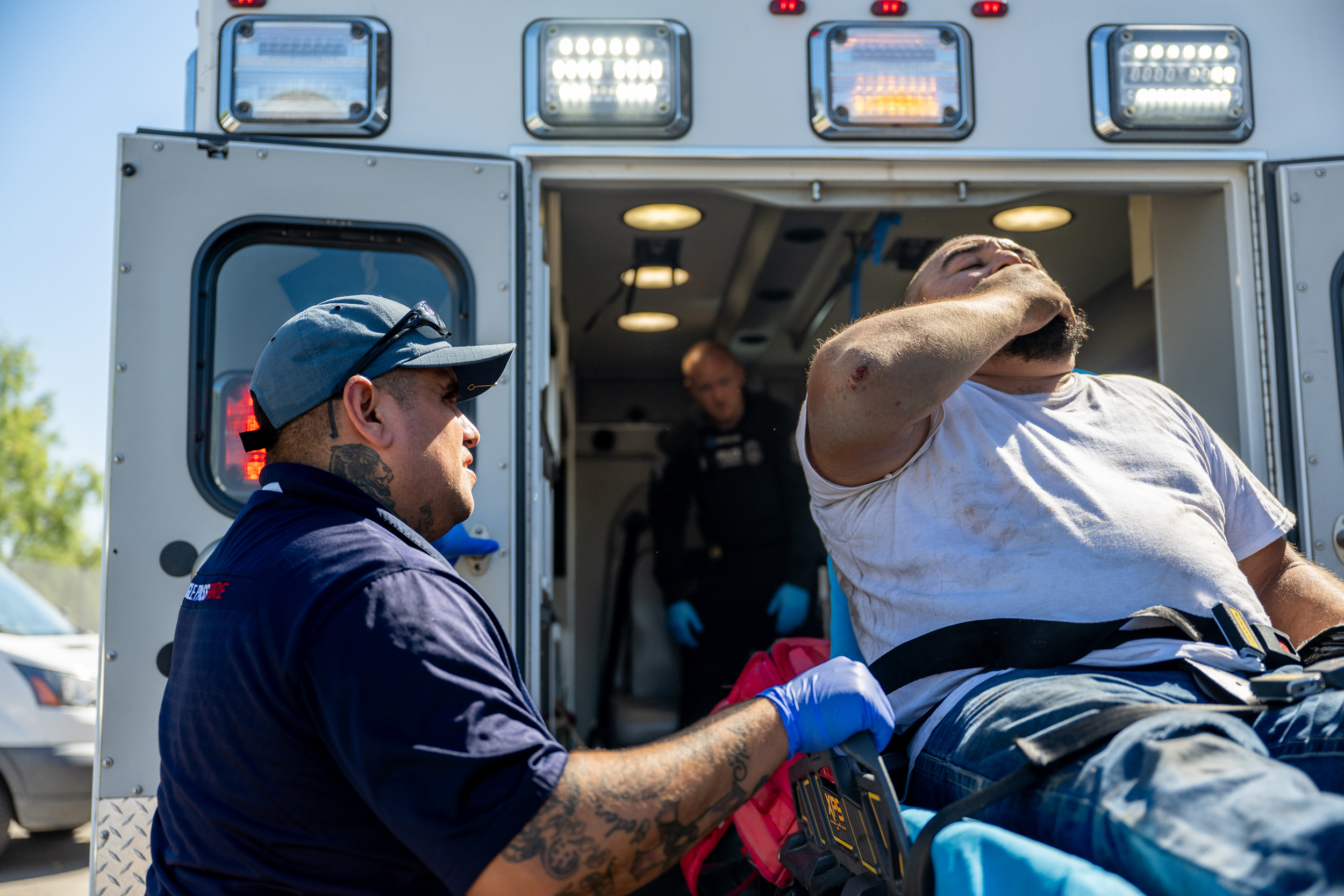 Um técnico médico de emergência atende um homem depois que ele ligou devido a dores no peito depois de trabalhar ao ar livre sob calor extremo em 29 de junho de 2023, em Eagle Pass, Texas. Crédito: Brandon Bell/Getty Images