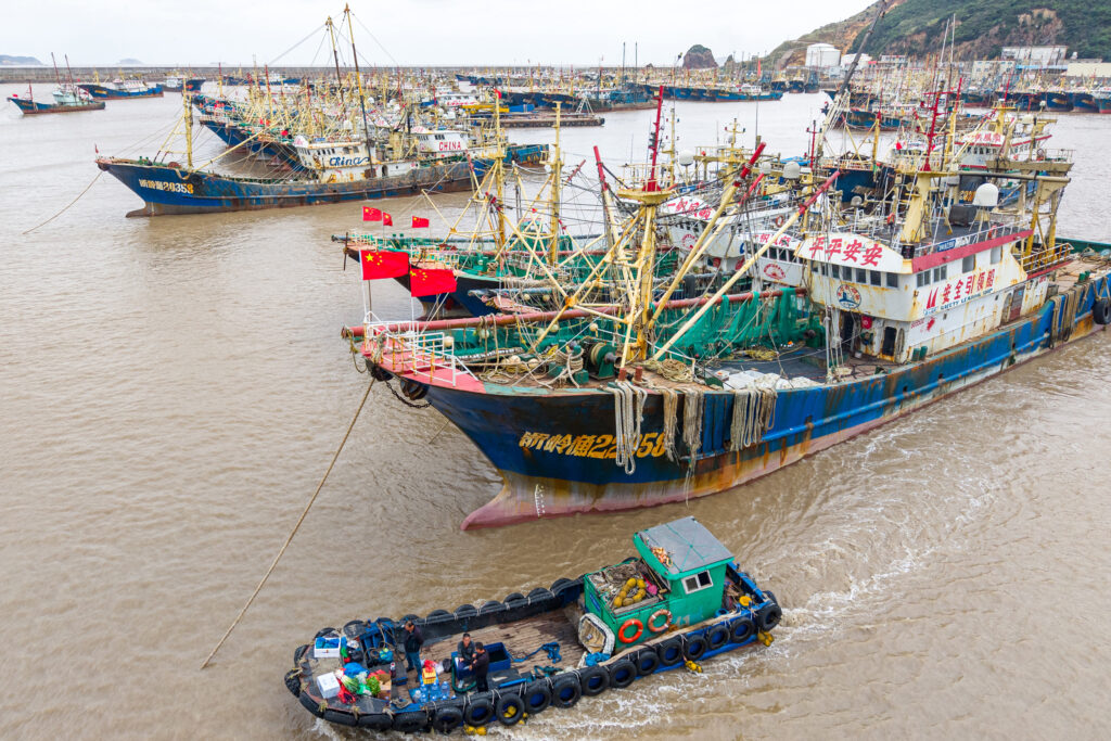 Navios de pesca chineses são vistos atracados em um porto em Taizhou, China. Crédito: Xu Weijie/VCG via Getty Images