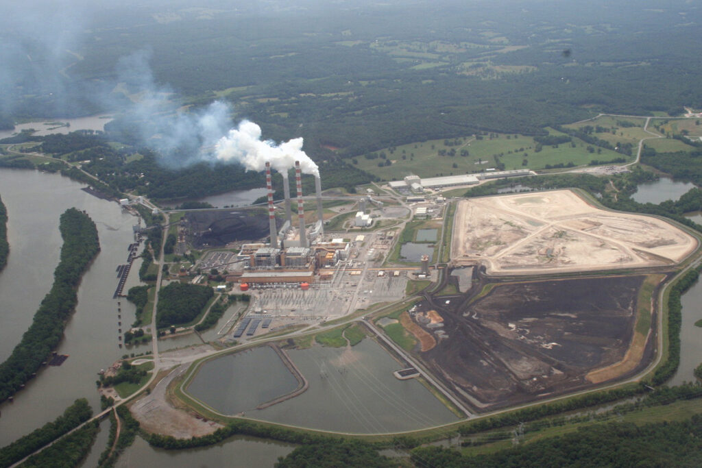 Vista aérea da Usina Fóssil Cumberland da Autoridade do Vale do Tennessee em Cumberland City, Tennessee. Emissões brancas saem das pilhas da usina.