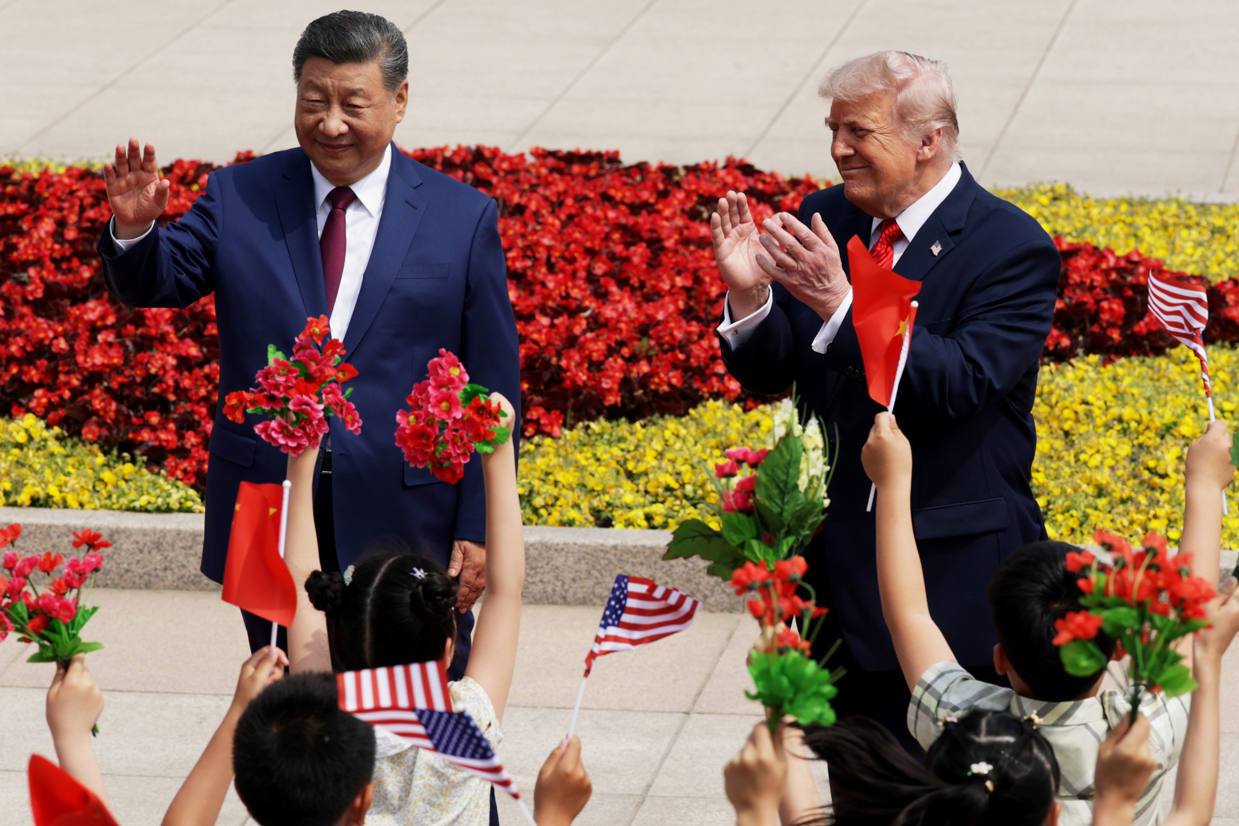 O presidente chinês, Xi Jinping, e o presidente dos EUA, Donald Trump, participam de uma cerimônia de boas-vindas no Grande Salão do Povo na quinta-feira, em Pequim. Crédito: Alex Wong/Getty Images