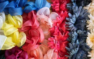 As flores da moda de uma coleção estão em uma caixa de papelão no armazém da fábrica de flores artificiais Steyer.