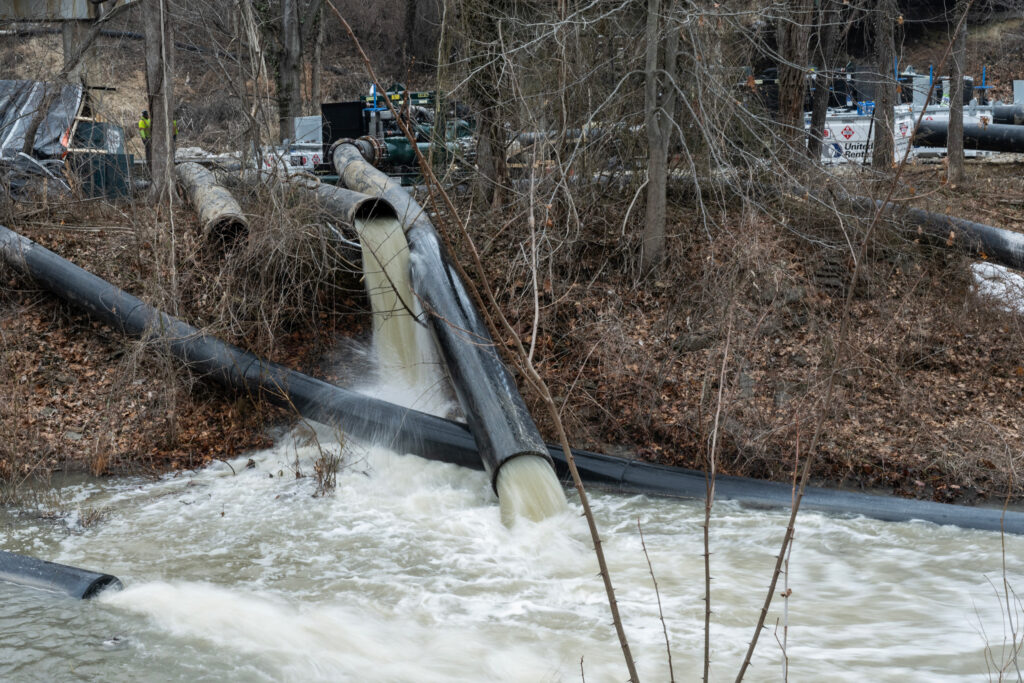 O esgoto bruto flui de um tubo de drenagem para o Canal C&O em 18 de fevereiro, perto de Cabin John, Maryland. Crédito: Andrew Caballero-Reynolds/AFP via Getty Images