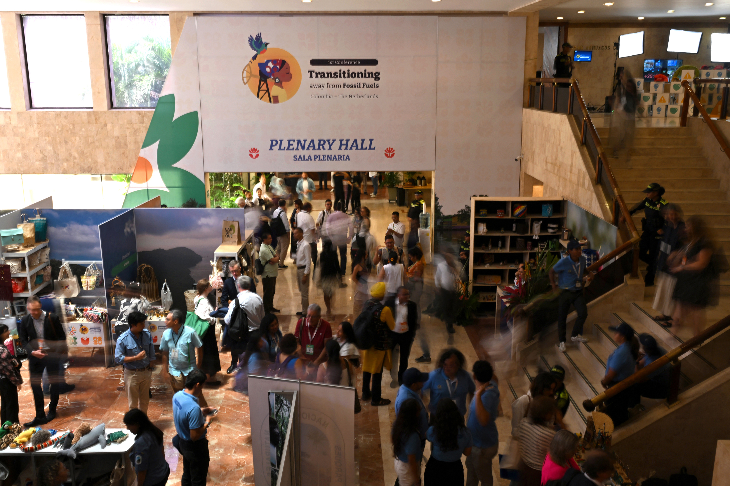 Os participantes na conferência de Santa Marta discutiram os combustíveis fósseis como motores de conflitos, perturbações económicas e danos ecológicos, um tema frequentemente evitado nas negociações climáticas da ONU devido ao poder de veto que ameaça o consenso, detido por um pequeno grupo de países produtores de combustíveis fósseis. Crédito: Raul Arboleda/AFP via Getty Images