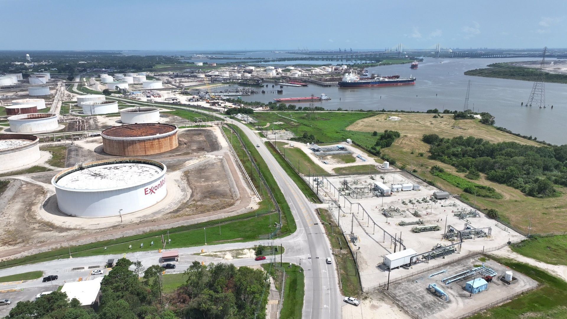 Uma vista do complexo petroquímico ExxonMobil Baytown, perto de Houston, onde a empresa adicionou uma instalação de reciclagem química para resíduos plásticos. Crédito: Carlos Chavez/CBS News