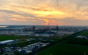 A Refinaria de Petróleo Marathon é vista em Reserve, Louisiana, 2 de dezembro de 2021. Uma ferramenta de triagem que o governo federal está usando para decidir quais bairros têm uma quantidade desproporcional de poluição e risco climático poderia piorar as disparidades de exposição à poluição do ar em termos raciais, de acordo com uma análise.
