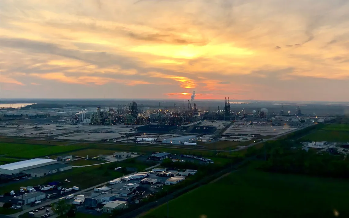 A Refinaria de Petróleo Marathon é vista em Reserve, Louisiana, 2 de dezembro de 2021. Uma ferramenta de triagem que o governo federal está usando para decidir quais bairros têm uma quantidade desproporcional de poluição e risco climático poderia piorar as disparidades de exposição à poluição do ar em termos raciais, de acordo com uma análise.