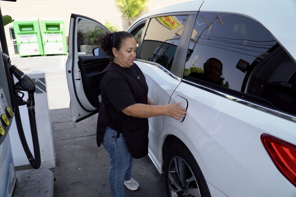 Veronica Cervantes, 54, de Compton, abastece seu carro em um posto de gasolina de Los Angeles em 30 de abril de 2026. Ela é uma dos muitos californianos que enfrentam a disparada dos preços da gasolina que continuaram a subir durante a guerra no Irã. Crédito: Steven Rodas/Naturlink