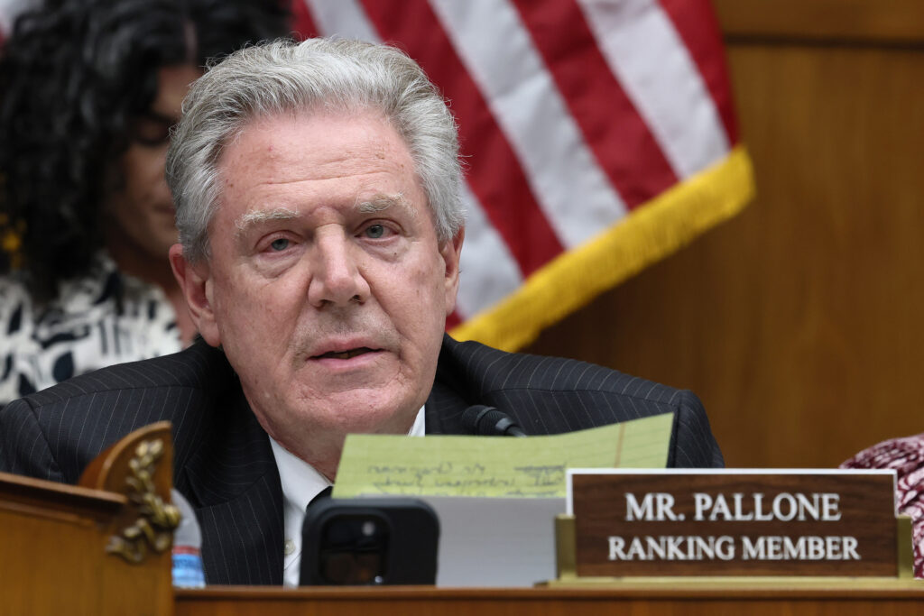 O deputado Frank Pallone fala durante uma audiência do Comitê de Energia e Comércio em 13 de maio de 2025, em Washington, DC Crédito: Jemal Countess/Getty Images for Protect Our Care