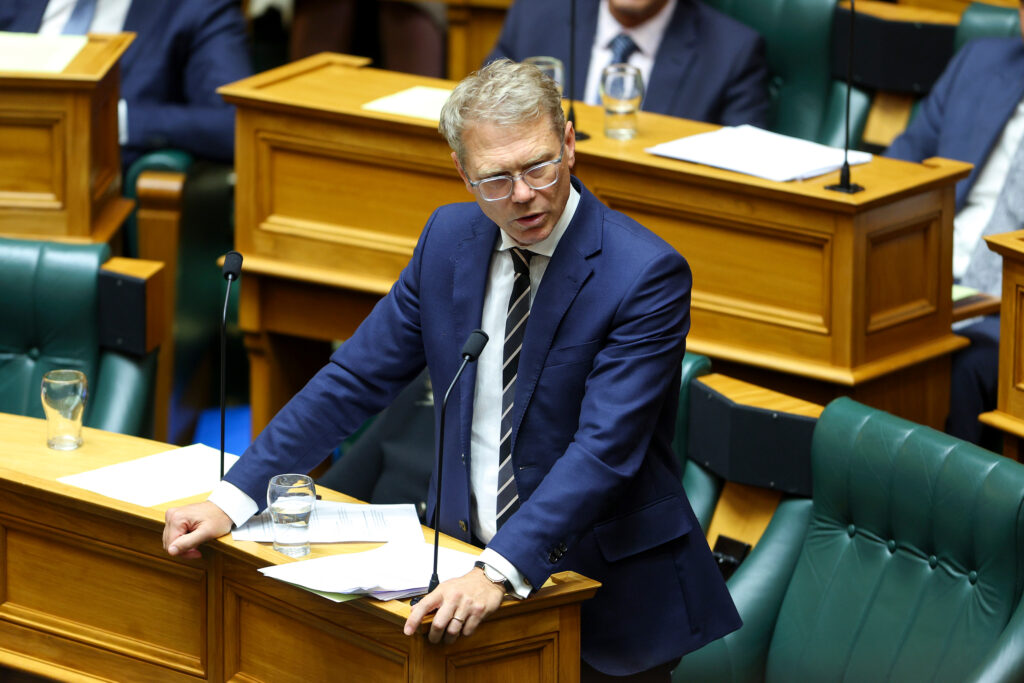 O Ministro da Justiça da Nova Zelândia, Paul Goldsmith, fala durante uma sessão do Parlamento em 6 de março de 2024, em Wellington. Crédito: Hagen Hopkins/Getty Images