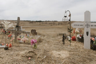 Graves marcam o local do Massacre de Wounded Knee em 1890, na reserva Pine Ridge, em Dakota do Sul, onde as tropas dos EUA mataram mais de 250 homens, mulheres e crianças Lakota. Crédito: Carla Samon Ros/CJI