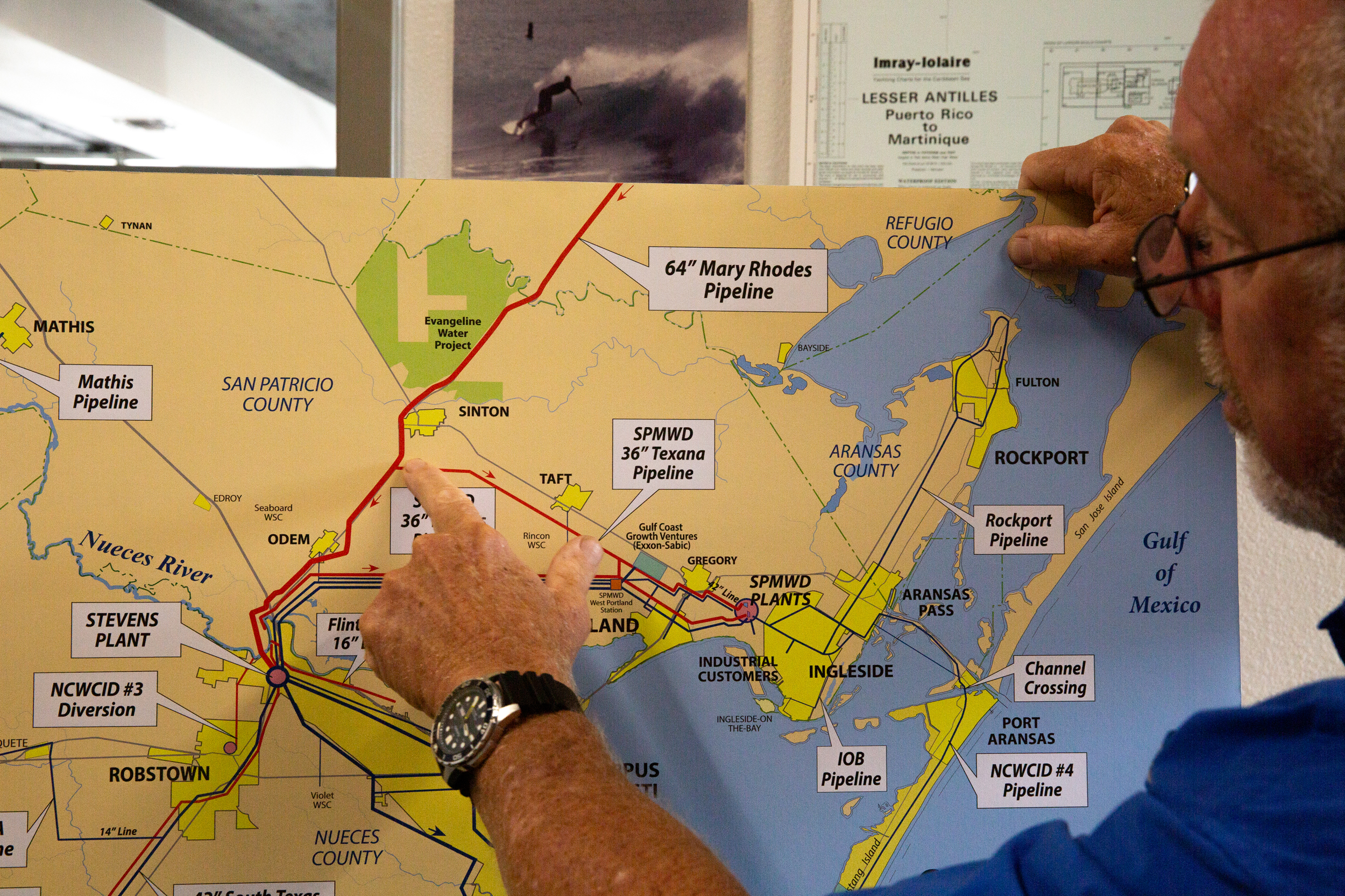 John Michael aponta para Sinton em um mapa no escritório da Hanson Professional Services em Corpus Christi na segunda-feira. Crédito: Dylan Baddour/Naturlink