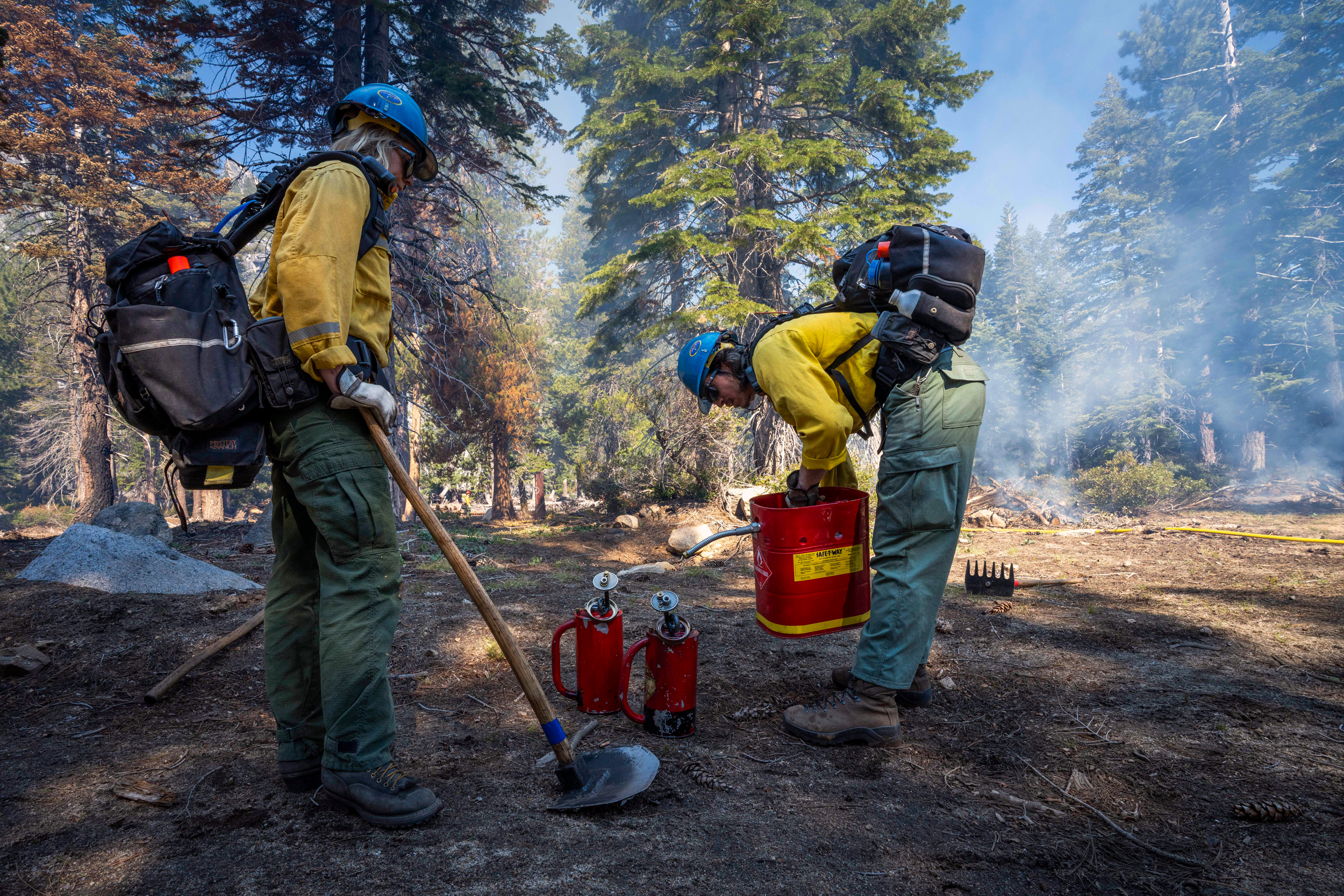 Os bombeiros reabastecem durante uma queima prescrita na Unidade de Gerenciamento da Bacia do Lago Tahoe, na Califórnia, em 7 de maio de 2025. Crédito: Preston Keres/USDA Forest Service
