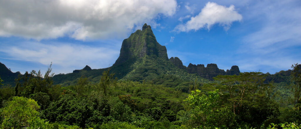 Picos vulcânicos descem da costa de Moorea. Crédito: Ryan Green/Naturlink
