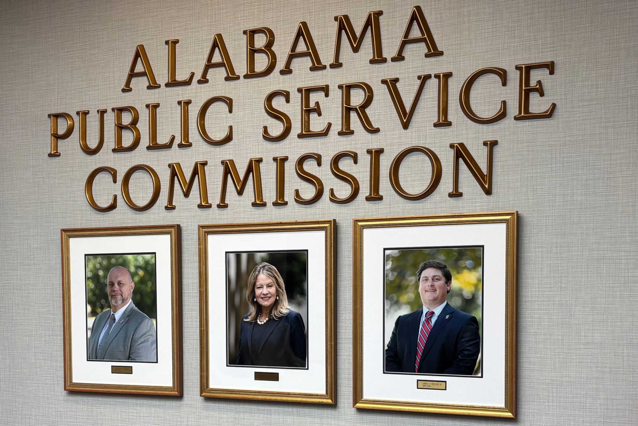 Os atuais comissários do serviço público do Alabama incluem Jeremy Oden, a presidente Cynthia Lee Almond e Chris Beeker III. Crédito: Dennis Pillion/Naturlink