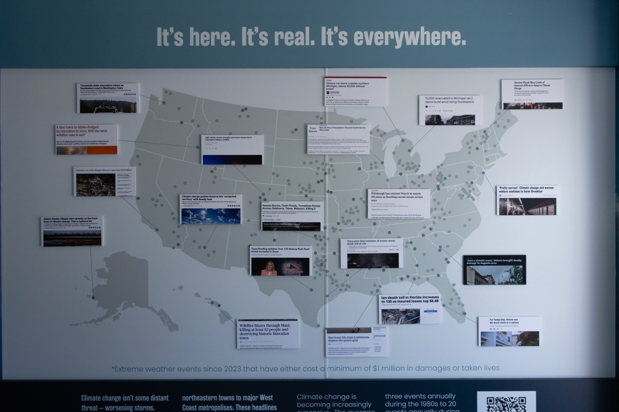 Um mapa exibido na exposição pop-up mostra as manchetes relacionadas a eventos climáticos extremos mortais nos EUA. Crédito: Gabriel Matias Castilho/Naturlink