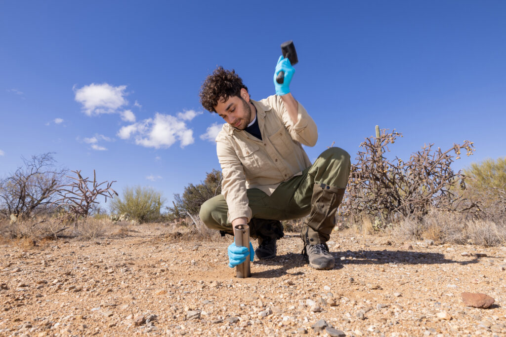 Justin Stewart, ecologista evolucionista da SPUN, coleta amostras de solo em Tucson, Arizona. Crédito: John Burcham/SPUN