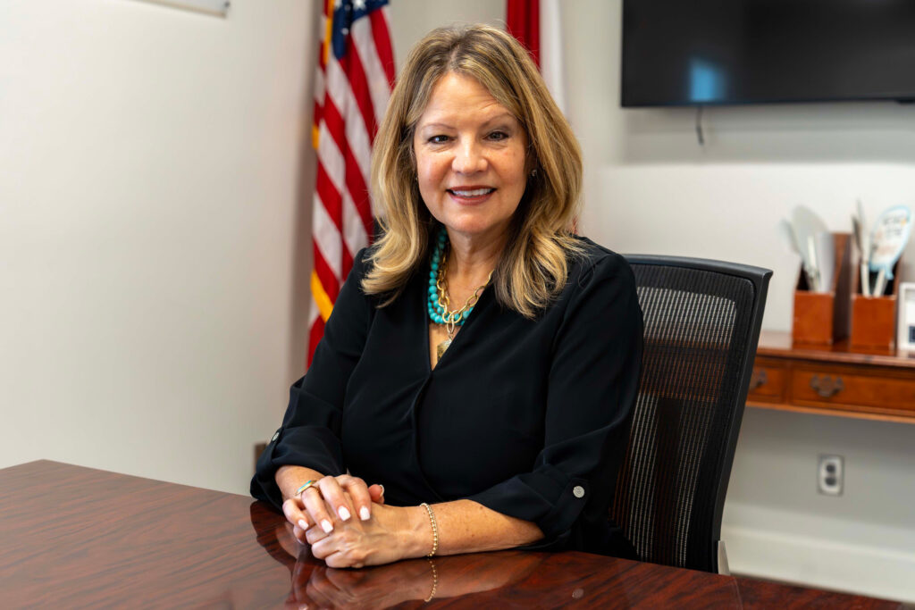 A ex-legisladora estadual e vereadora municipal de Tuscaloosa, Cynthia Almond, é a recém-nomeada presidente da Comissão de Serviço Público do Alabama, o principal regulador de serviços públicos do estado. Crédito: Lee Hedgepeth/Naturlink