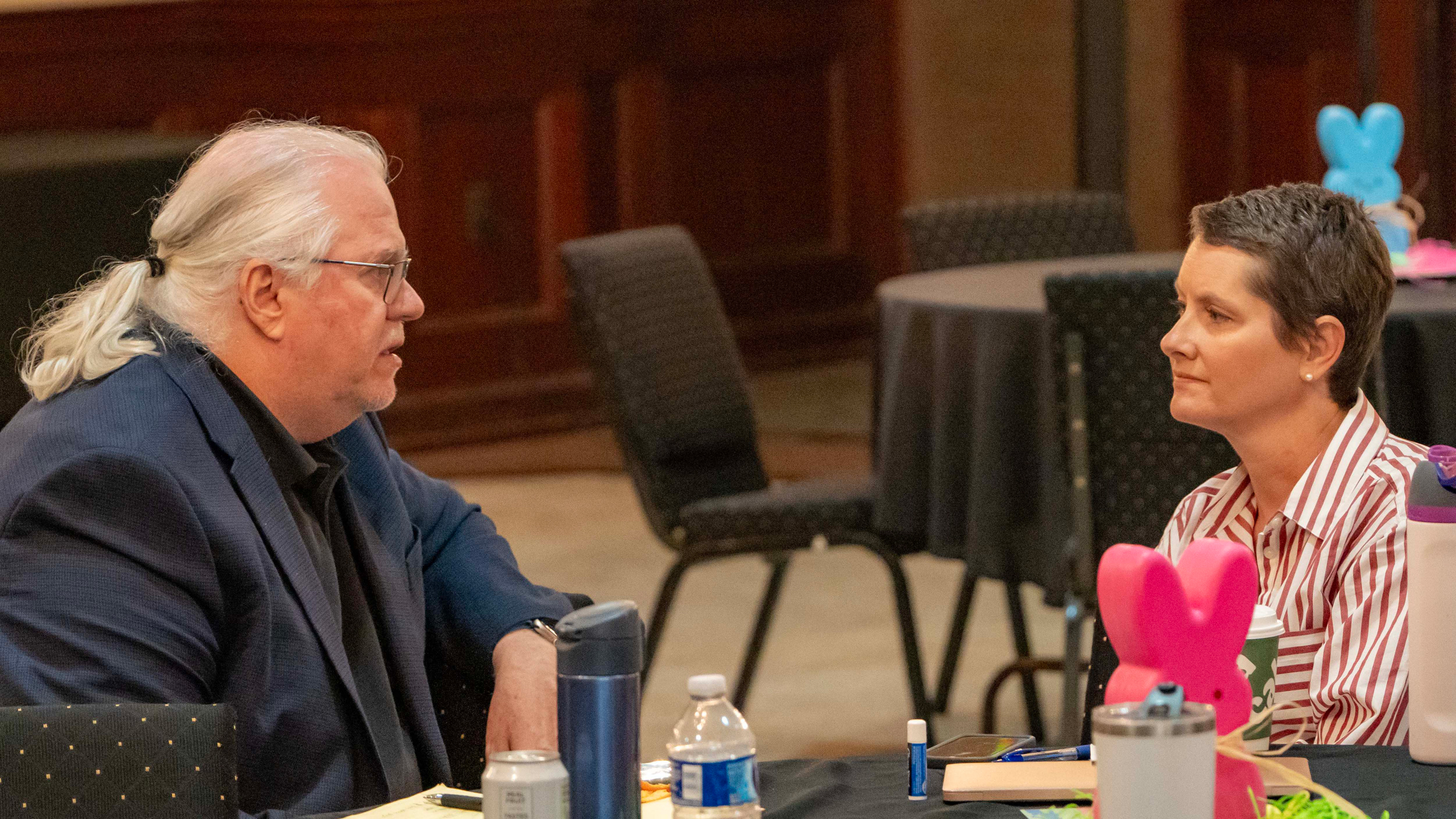 James Bruggers fala com sua colega Amy Green em um retiro da equipe do ICN em Birmingham, Alabama, em 2025. Crédito: Lee Hedgepeth/Naturlink
