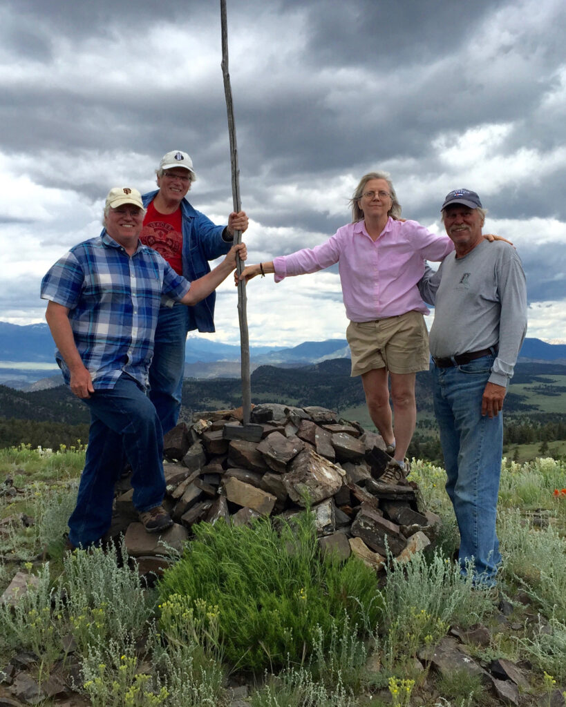 James Bruggers com seus irmãos Don, Carol e Rick nas montanhas acima de Salida, Colorado. Crédito: Cortesia de Chris Bruggers