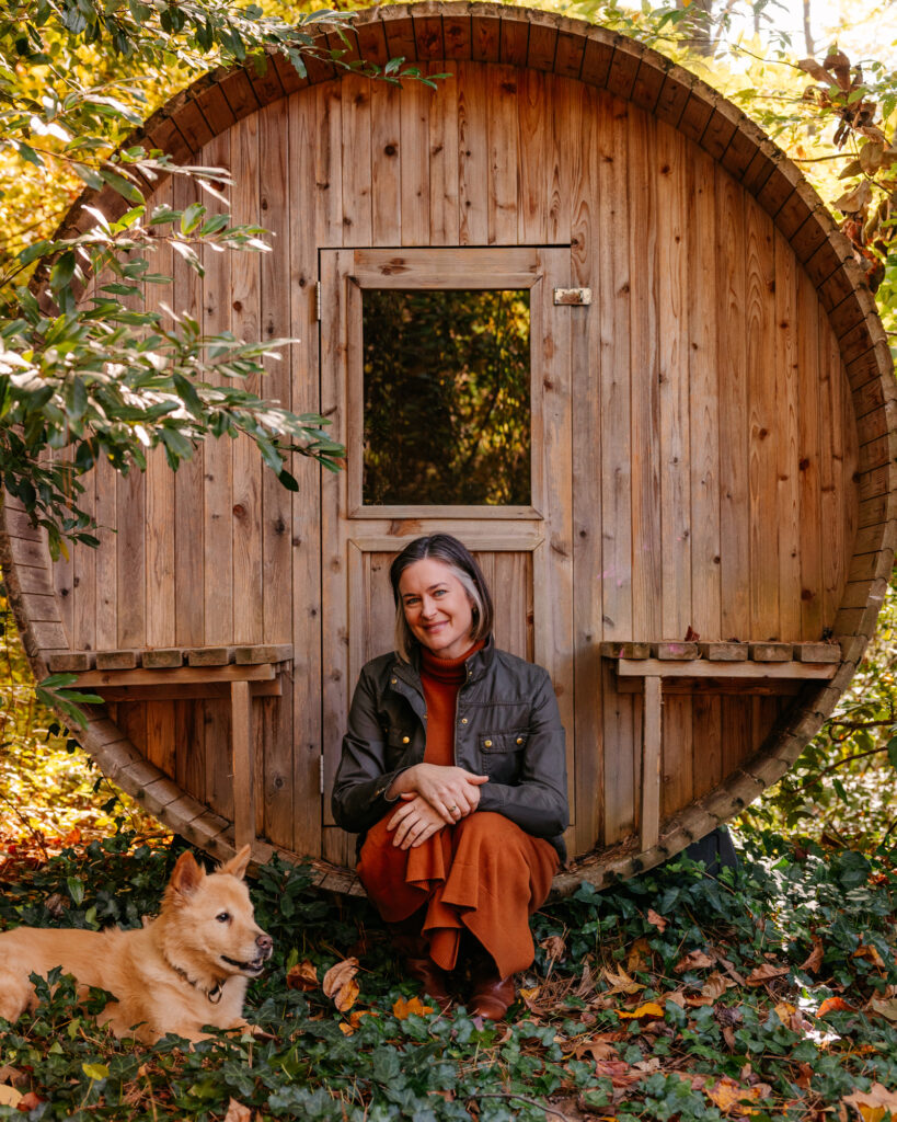 No seu novo livro, Katharine K. Wilkinson apresenta uma estrutura para construir resiliência emocional e encontrar direção no movimento climático, mesmo quando os desafios parecem intermináveis. Crédito: Gabriella Valladeres