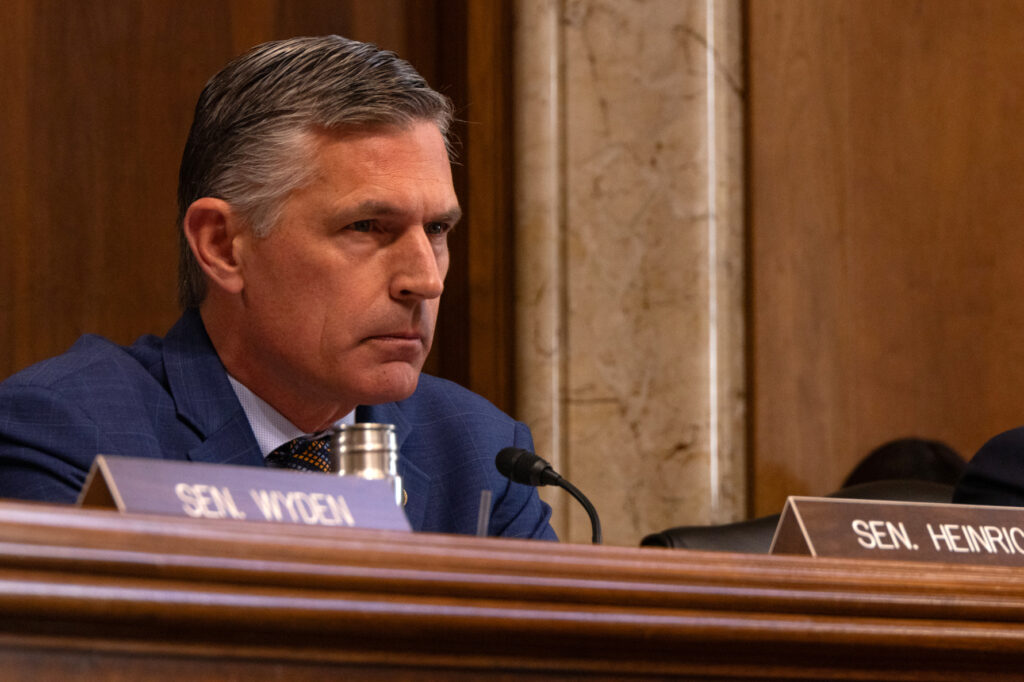 O senador Martin Heinrich expressou preocupação com a audiência de confirmação de Kevin Lilly sobre os fundos internacionais de conservação da vida selvagem e o monitoramento das infestações por bicheira no Novo Mundo. Crédito: Gabriel Matias Castilho/Naturlink