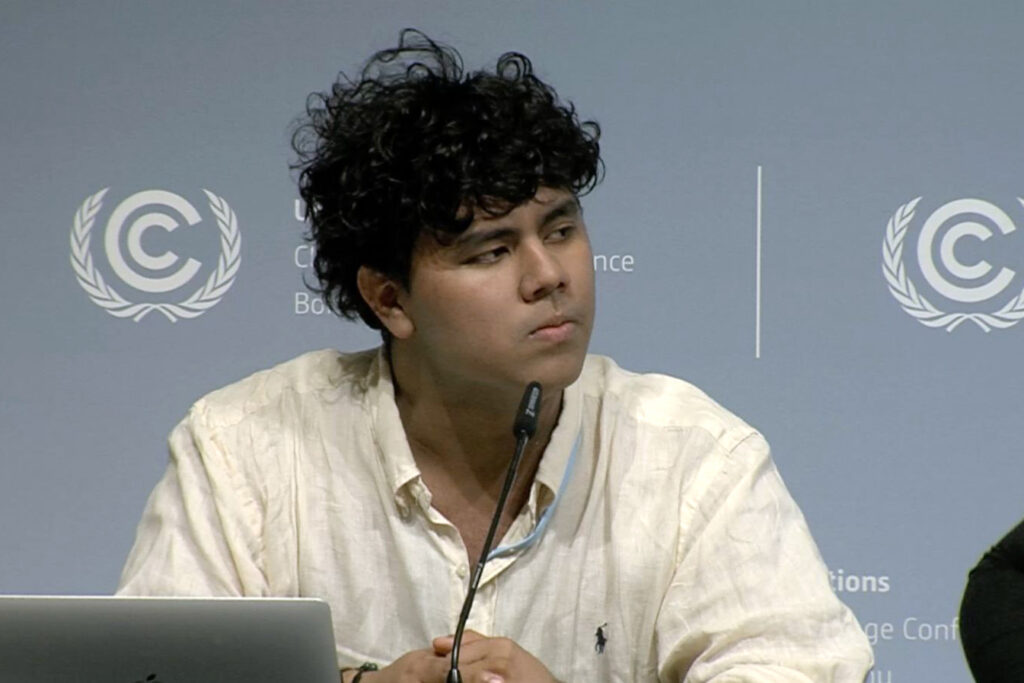 O ativista ambiental colombiano Juan David Amaya fala sobre fracking na sede das Nações Unidas em Bonn, Alemanha, no início deste mês. Crédito: UNFCCC