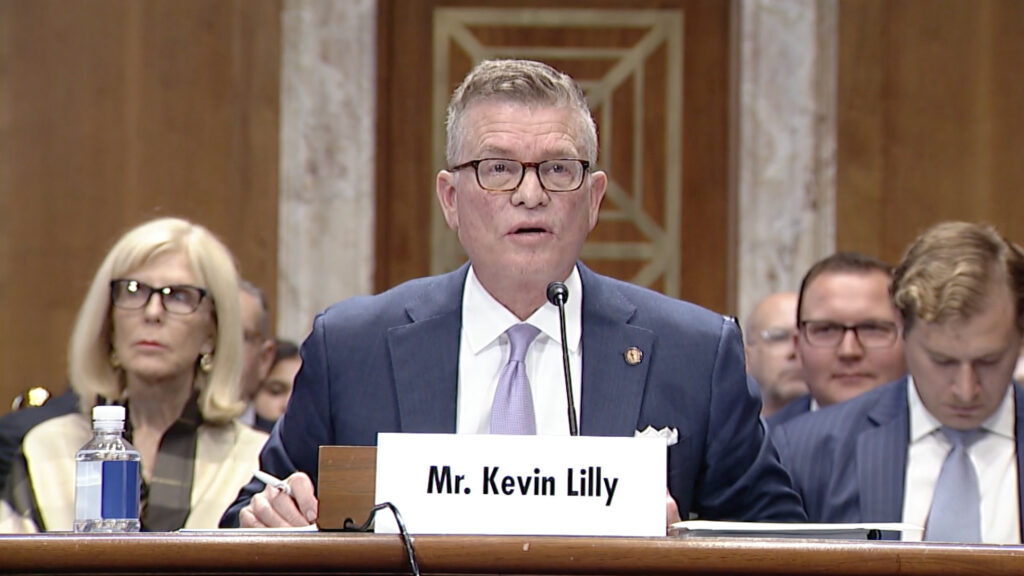 Kevin Lilly fala durante sua audiência de confirmação do Interior. Crédito: webcast do Comitê de Energia e Recursos Naturais do Senado