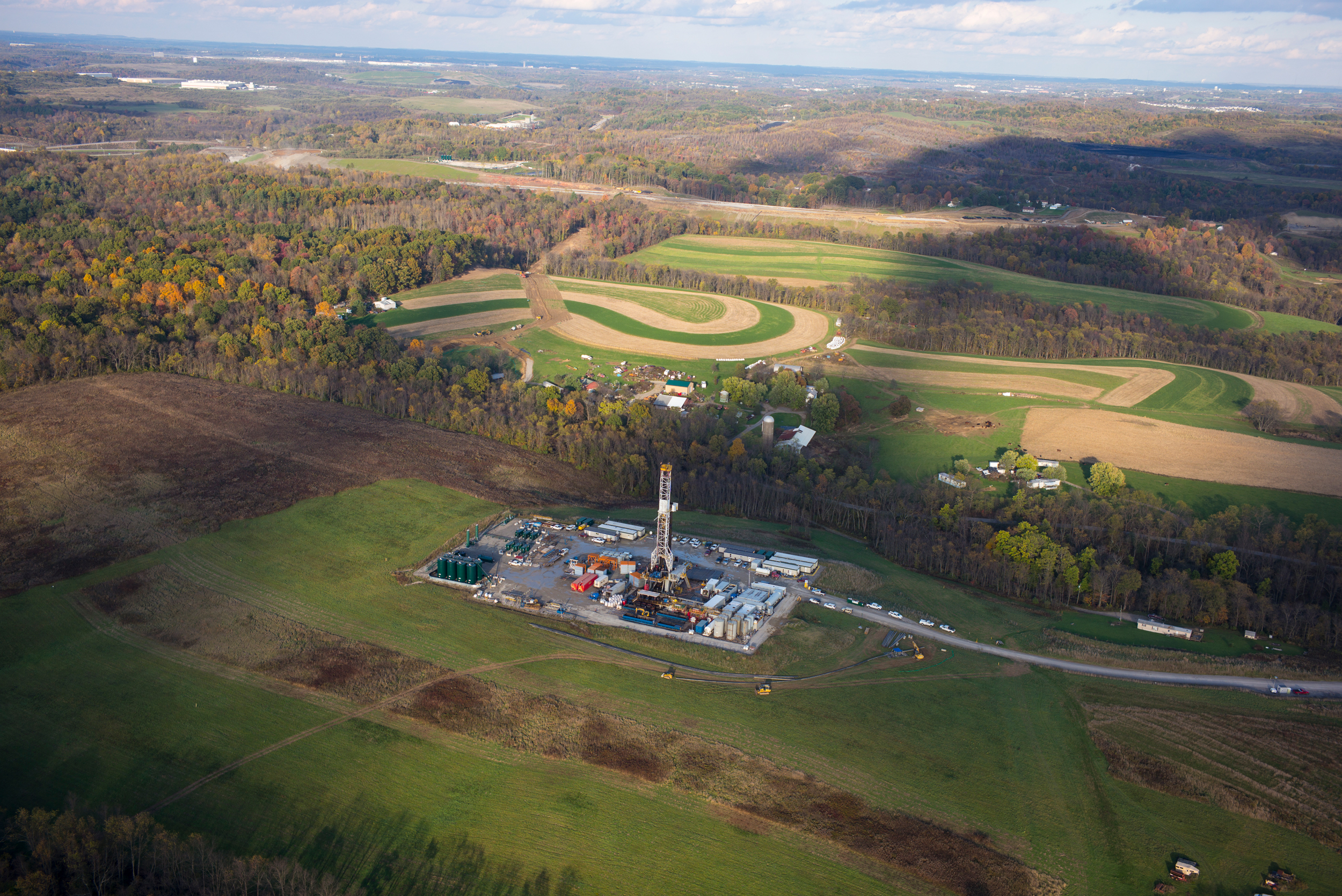 Uma plataforma de perfuração de fracking opera na formação Marcellus Shale, perto de Robinson Township, Pensilvânia. Crédito: Robert Nickelsberg/Getty Images