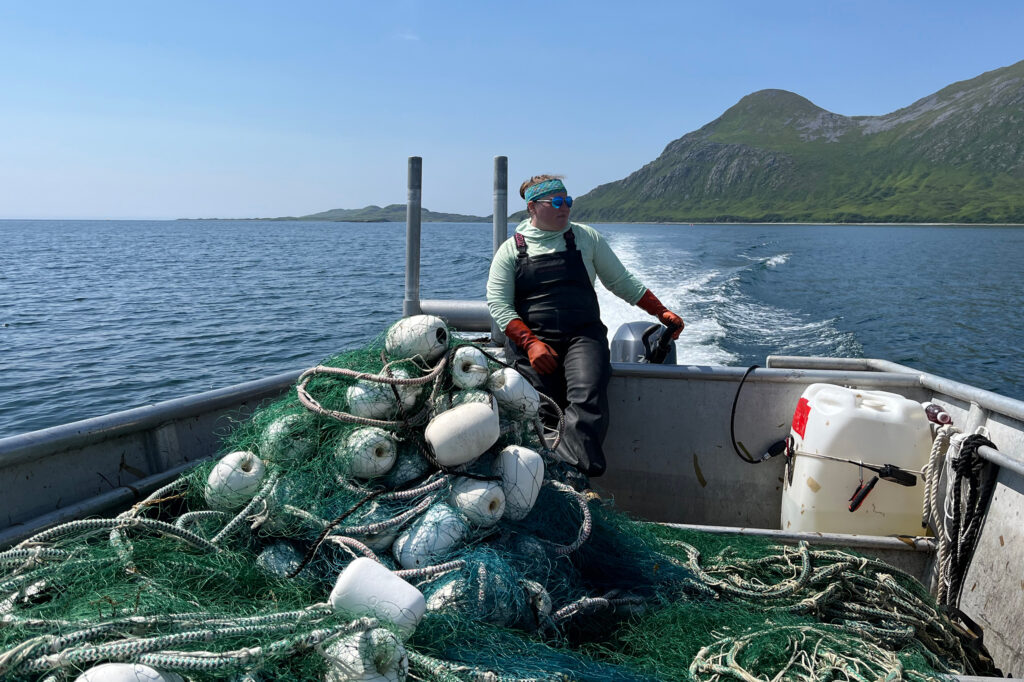 Michelle Stratton, cientista pesqueira e diretora executiva da Alaska Marine Community Coalition, transporta equipamentos para áreas de pesca na Ilha Kodiak. Crédito: Hannah Heimbuch