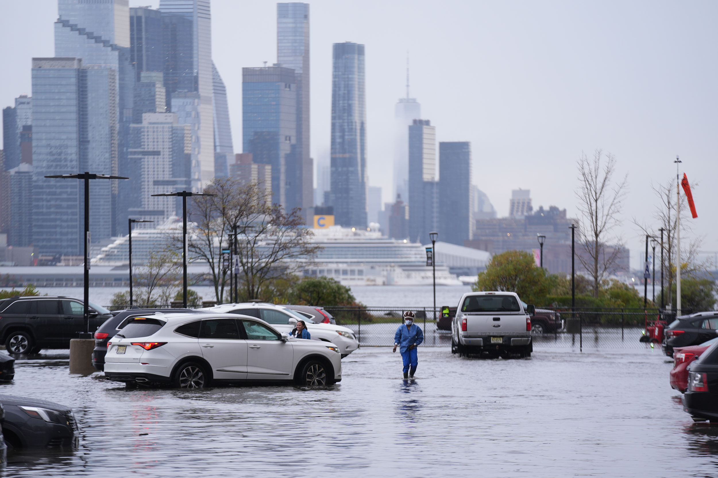Fortes inundações atingem o Palisades Medical Center no condado de Hudson, NJ, em 30 de outubro de 2025. Crédito: Lokman Vural Elibol/Anadolu via Getty Images