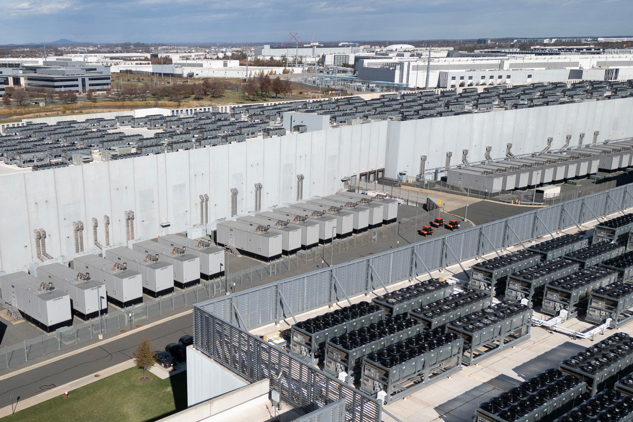 Uma vista aérea dos data centers em Ashburn, Virgínia. Crédito: Andrew Caballero-Reynolds/AFP via Getty Images