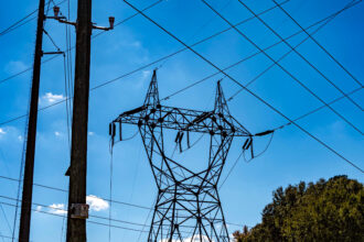 Linhas de energia ziguezagueiam pelo céu de Birmingham. Crédito: Lee Hedgepeth/Naturlink