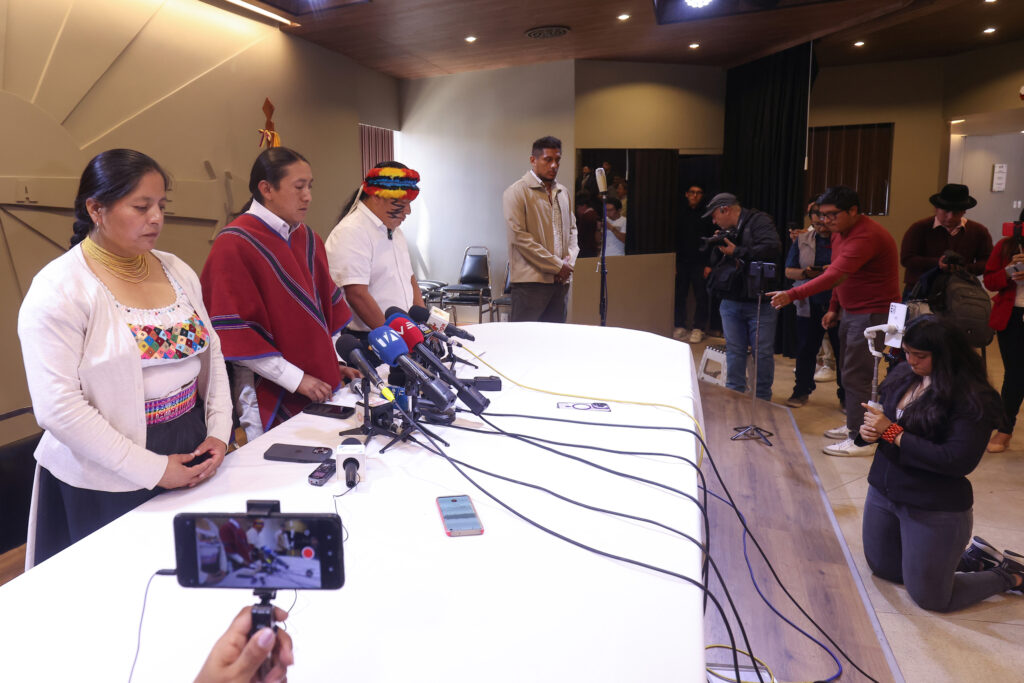 Membros da CONAIE observam um minuto de silêncio em homenagem a Efraín Fueres na segunda-feira em Quito, Equador. Crédito: Franklin Jacome/Agência Press South via Getty Images
